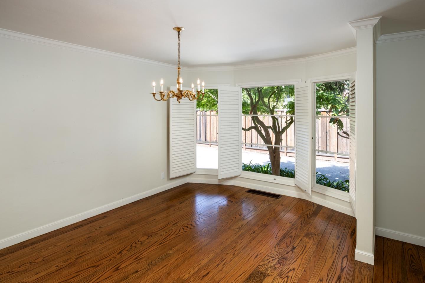 Detail Gallery Image 8 of 27 For 1850 White Oak Dr, Menlo Park,  CA 94025 - 4 Beds | 2/1 Baths