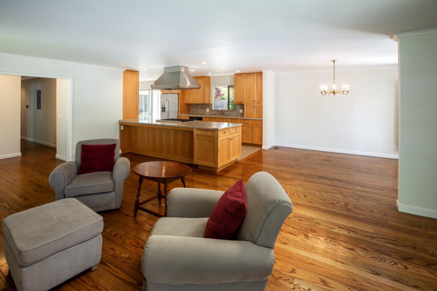 Detail Gallery Image 9 of 27 For 1850 White Oak Dr, Menlo Park,  CA 94025 - 4 Beds | 2/1 Baths