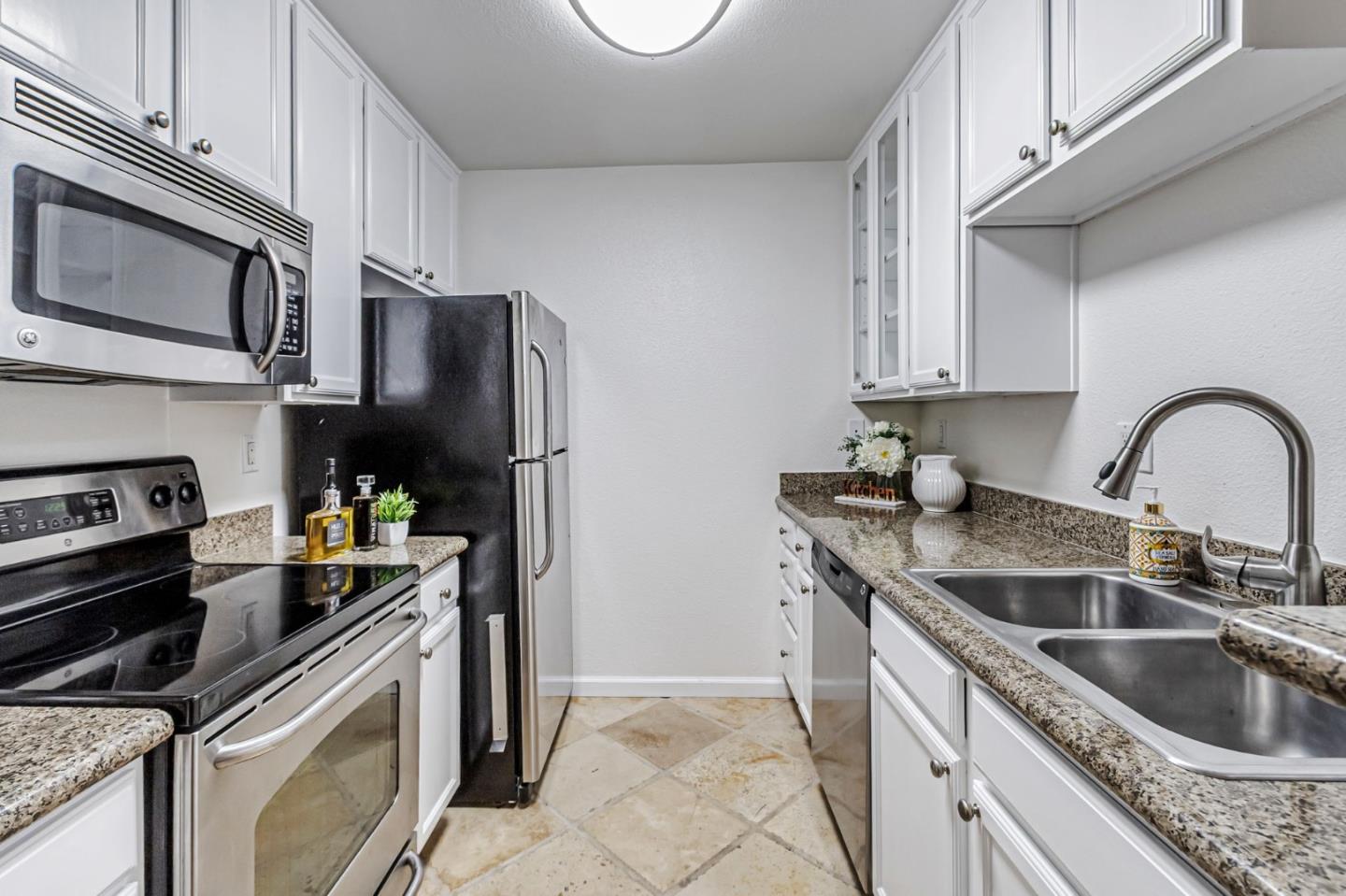 Detail Gallery Image 4 of 20 For 929 Catkin Ct, San Jose,  CA 95128 - 2 Beds | 2 Baths