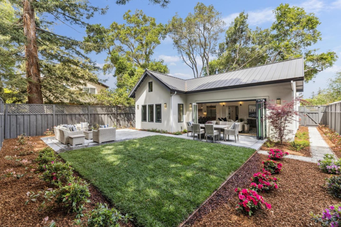Detail Gallery Image 33 of 38 For 1218 Middlefield Rd, Palo Alto,  CA 94301 - 4 Beds | 4 Baths