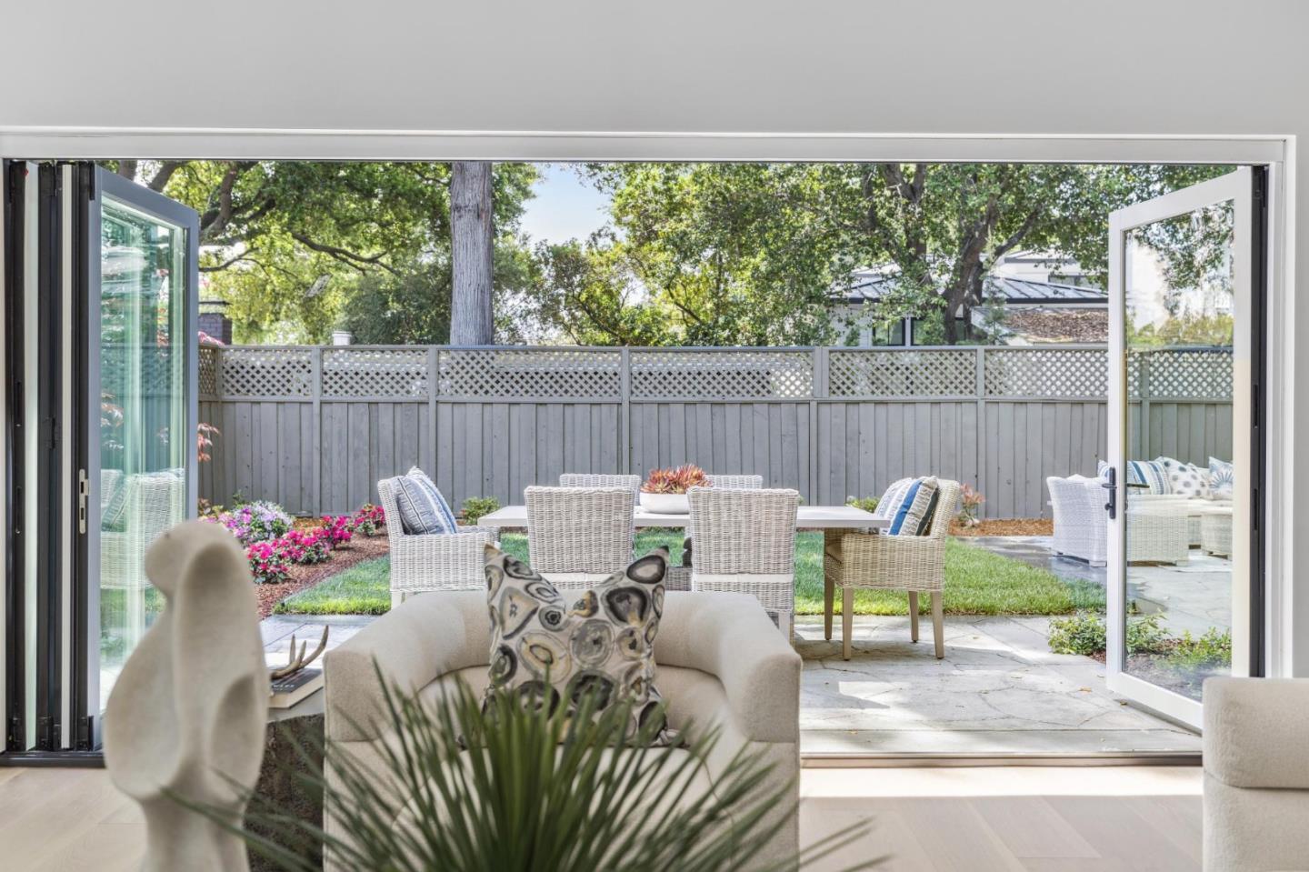 Detail Gallery Image 8 of 38 For 1218 Middlefield Rd, Palo Alto,  CA 94301 - 4 Beds | 4 Baths