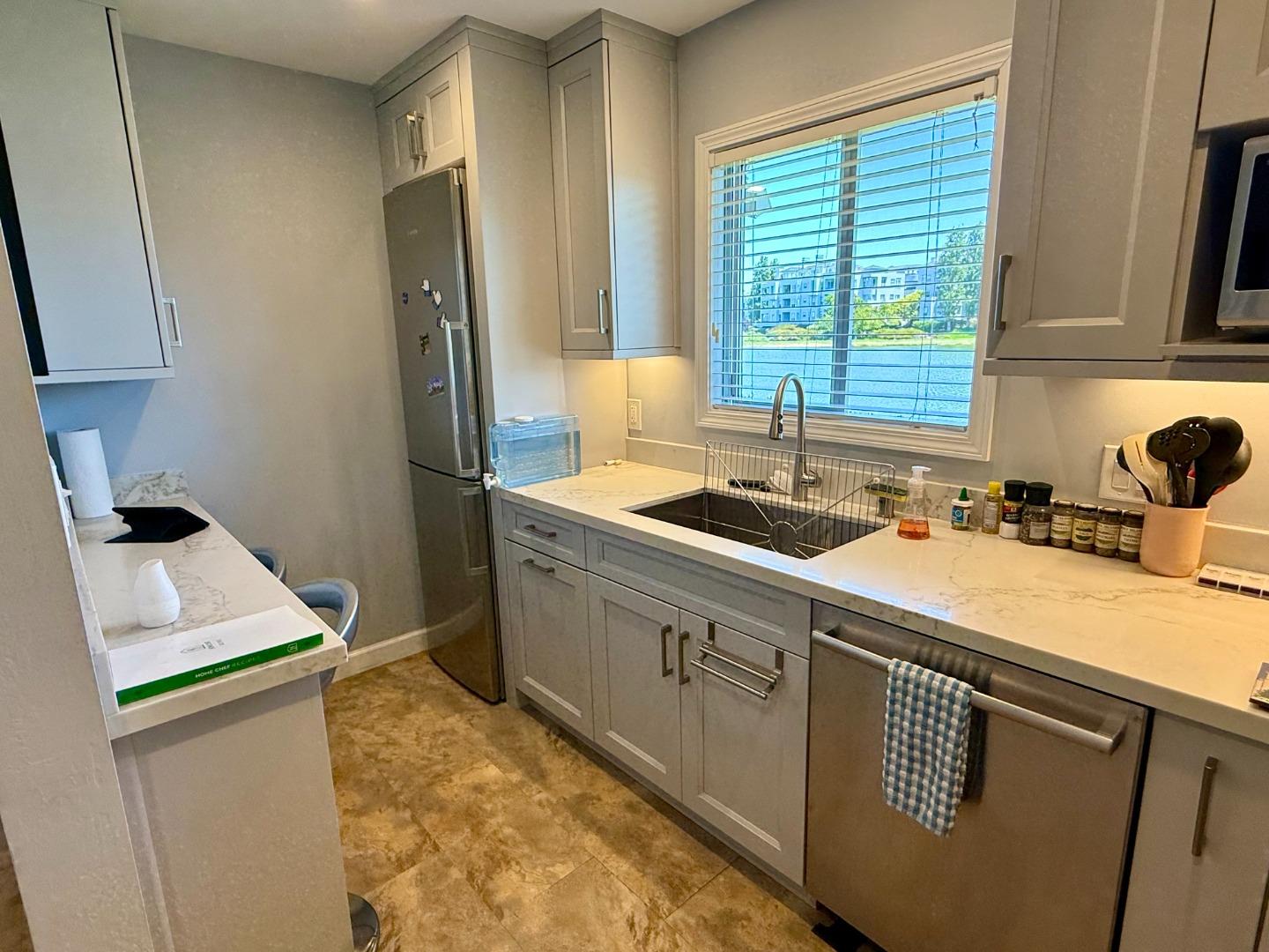 Detail Gallery Image 10 of 18 For 1576 Marina Ct #H,  San Mateo,  CA 94403 - 1 Beds | 1 Baths