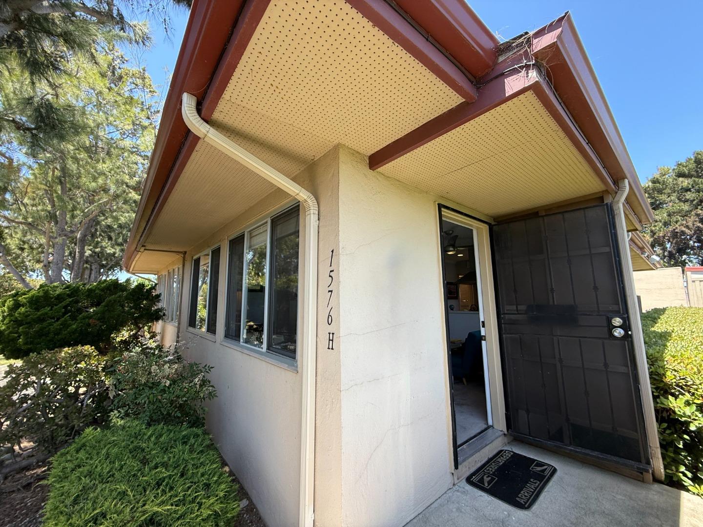 Detail Gallery Image 2 of 18 For 1576 Marina Ct #H,  San Mateo,  CA 94403 - 1 Beds | 1 Baths