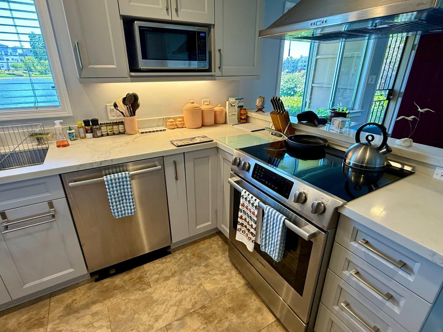 Detail Gallery Image 9 of 18 For 1576 Marina Ct #H,  San Mateo,  CA 94403 - 1 Beds | 1 Baths