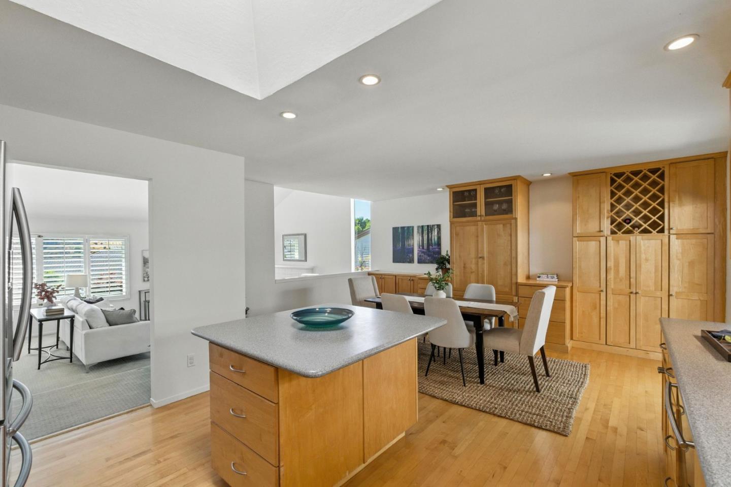 Detail Gallery Image 11 of 46 For 71 Club Dr, San Carlos,  CA 94070 - 4 Beds | 3 Baths