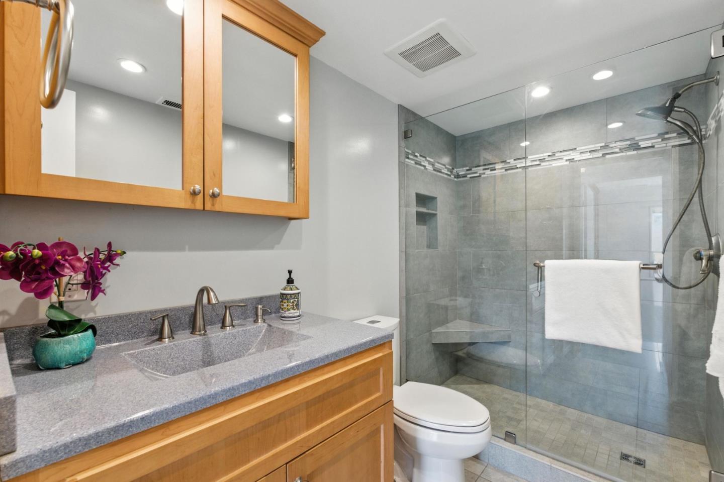 Detail Gallery Image 28 of 46 For 71 Club Dr, San Carlos,  CA 94070 - 4 Beds | 3 Baths