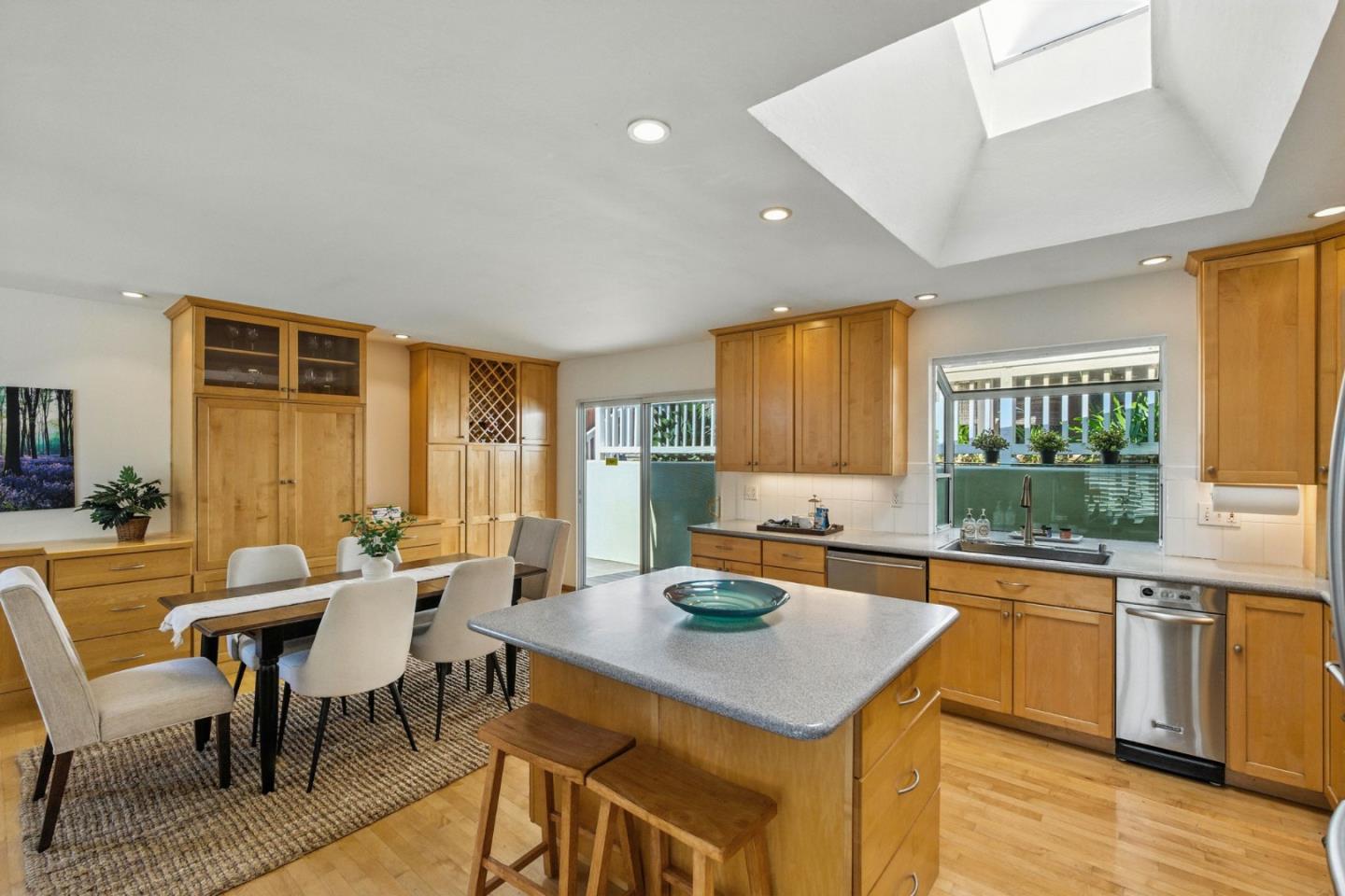 Detail Gallery Image 9 of 46 For 71 Club Dr, San Carlos,  CA 94070 - 4 Beds | 3 Baths