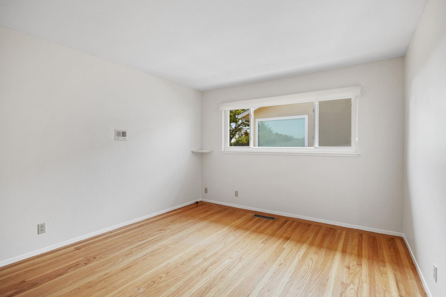Detail Gallery Image 13 of 25 For 224 Lyndhurst Ave, Belmont,  CA 94002 - 3 Beds | 2 Baths