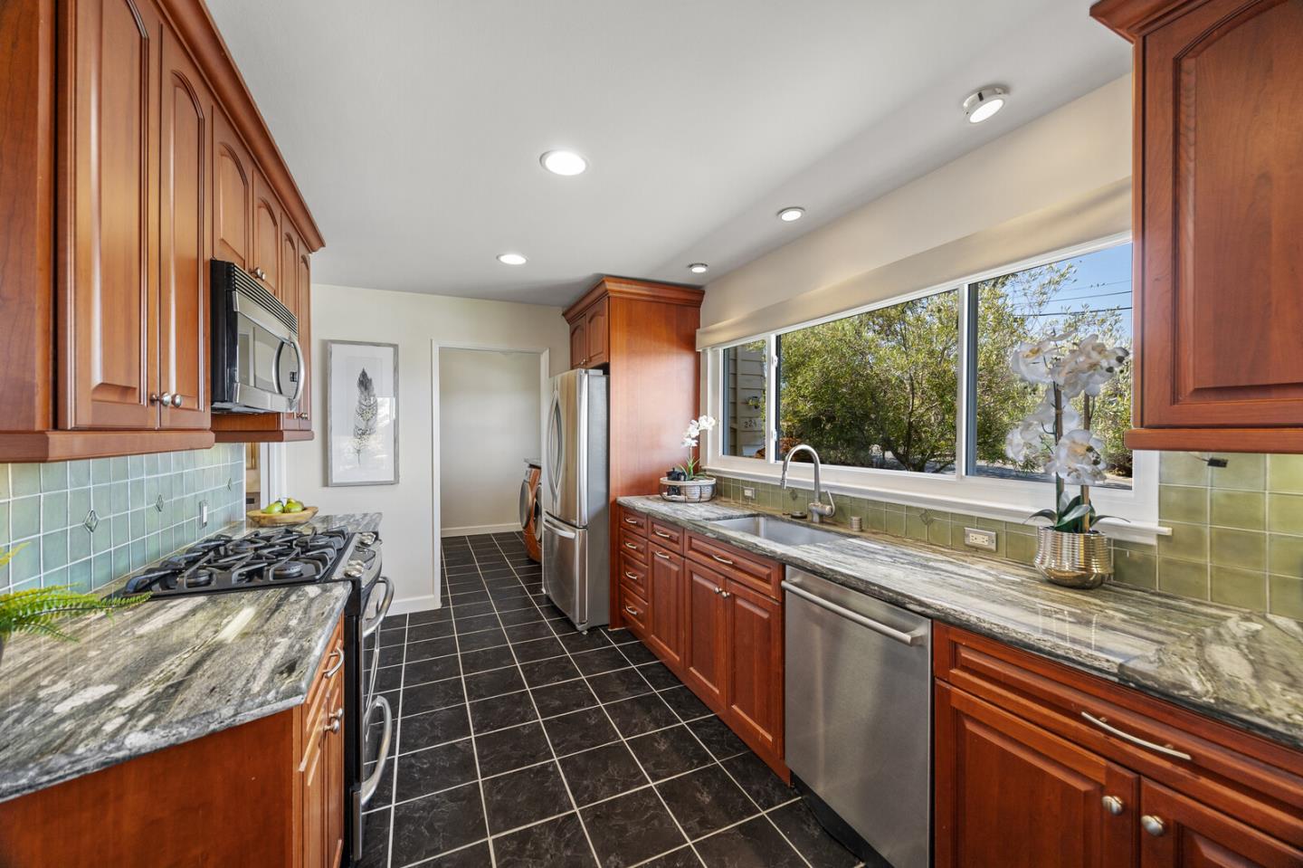 Detail Gallery Image 5 of 25 For 224 Lyndhurst Ave, Belmont,  CA 94002 - 3 Beds | 2 Baths