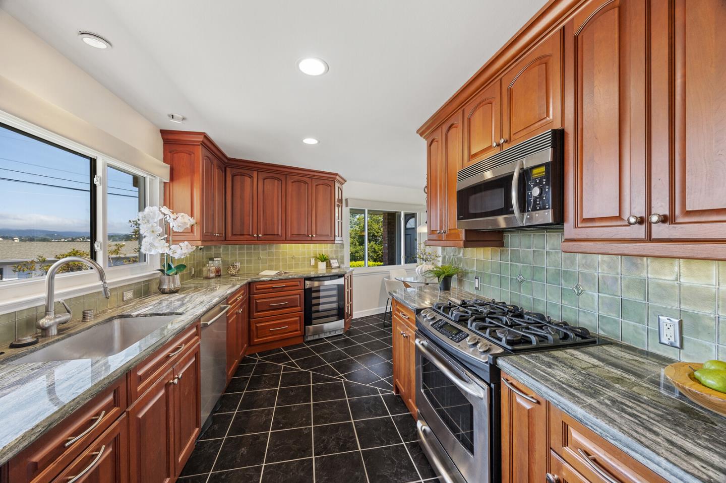 Detail Gallery Image 6 of 25 For 224 Lyndhurst Ave, Belmont,  CA 94002 - 3 Beds | 2 Baths