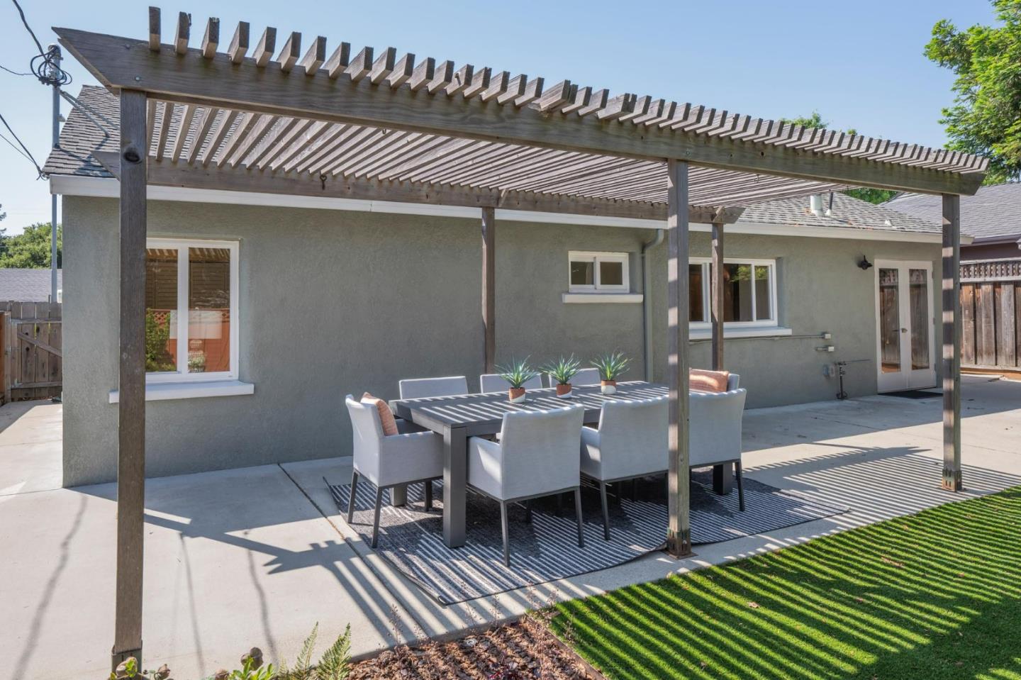 Detail Gallery Image 17 of 19 For 1024 Inverness Dr, San Carlos,  CA 94070 - 2 Beds | 1/1 Baths
