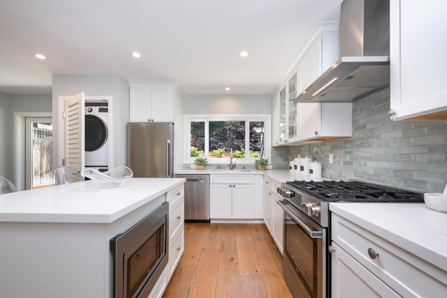 Detail Gallery Image 6 of 19 For 1024 Inverness Dr, San Carlos,  CA 94070 - 2 Beds | 1/1 Baths
