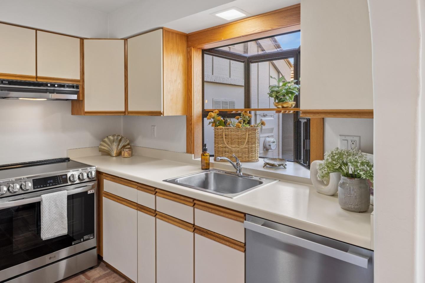 Detail Gallery Image 16 of 51 For 3850 Rio Rd #7,  Carmel,  CA 93923 - 2 Beds | 2/1 Baths