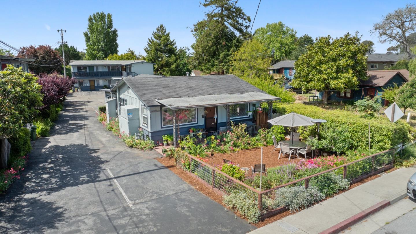 Detail Gallery Image 3 of 39 For 1450 Merrill St, Santa Cruz,  CA 95062 - – Beds | – Baths