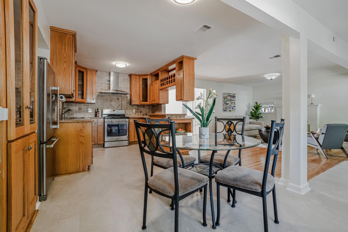 Detail Gallery Image 5 of 13 For 1320 Windermere Ave, Menlo Park,  CA 94025 - 3 Beds | 1 Baths