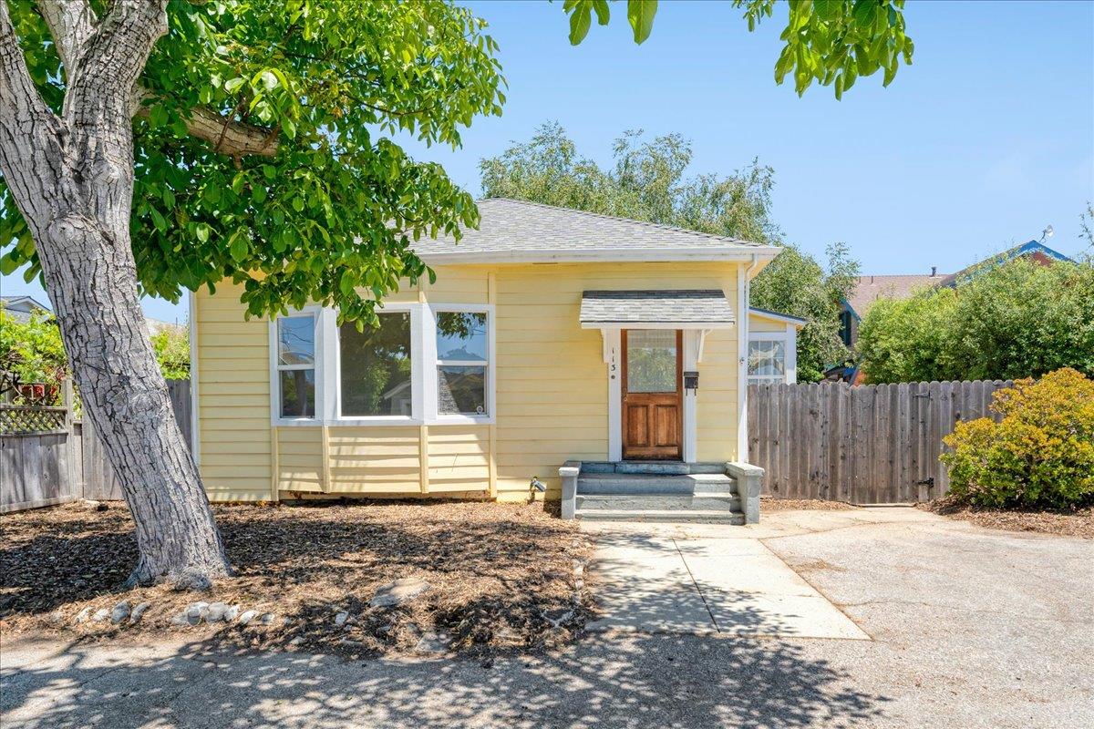 Detail Gallery Image 2 of 27 For 113 Fairbanks, Santa Cruz,  CA 95060 - 2 Beds | 1 Baths