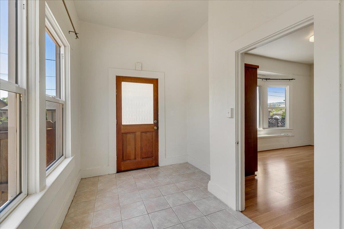 Detail Gallery Image 3 of 27 For 113 Fairbanks, Santa Cruz,  CA 95060 - 2 Beds | 1 Baths
