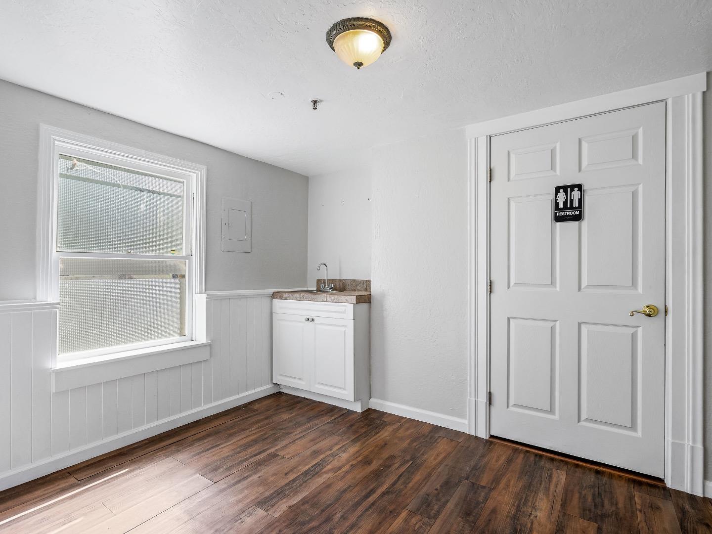 Detail Gallery Image 10 of 35 For 2200 L St, Sacramento,  CA 95816 - – Beds | – Baths