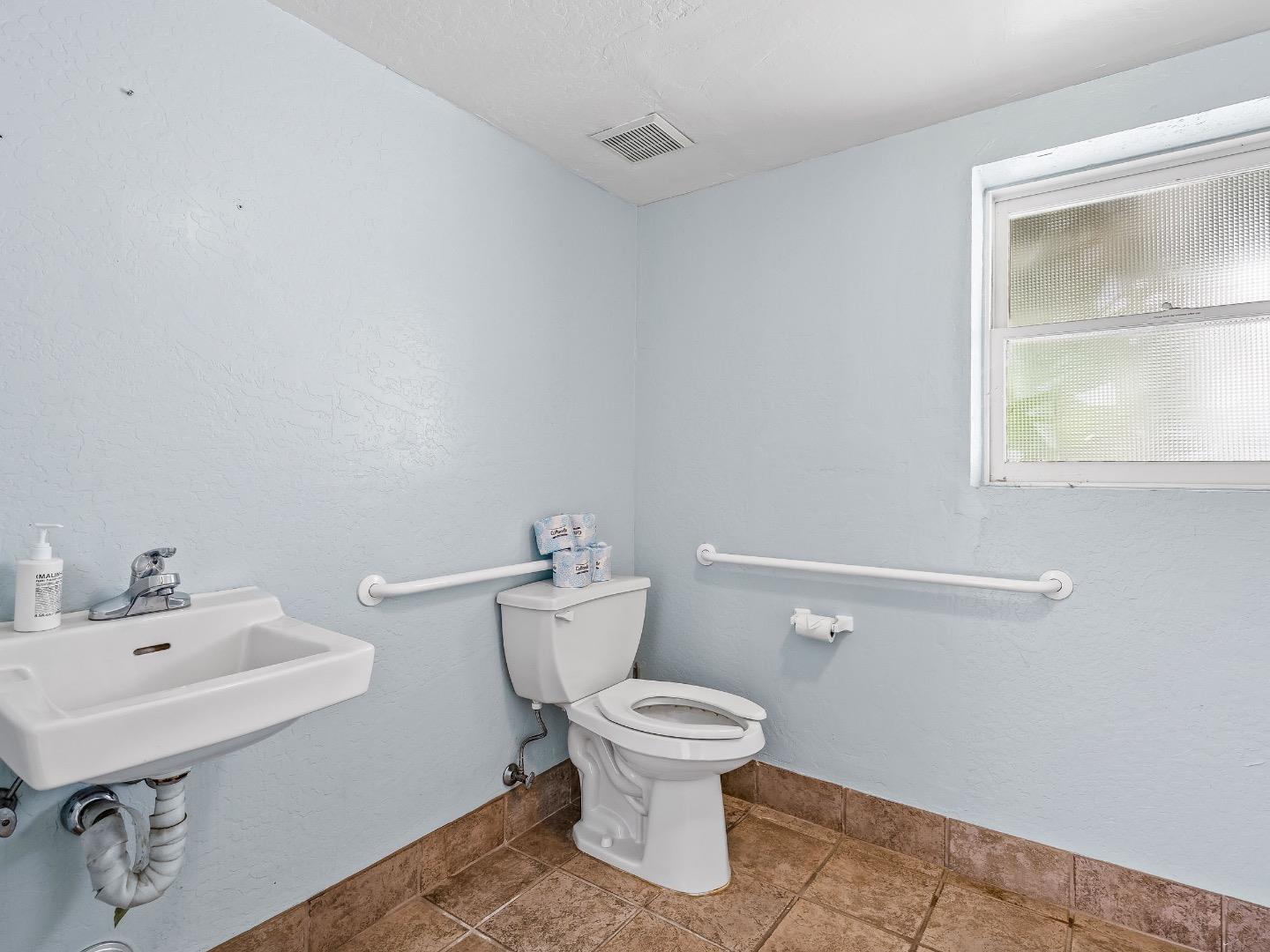 Detail Gallery Image 11 of 35 For 2200 L St, Sacramento,  CA 95816 - – Beds | – Baths