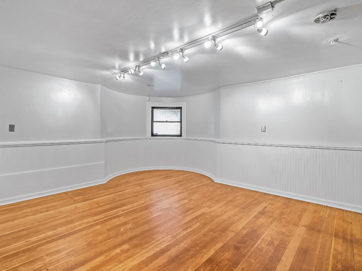 Detail Gallery Image 13 of 35 For 2200 L St, Sacramento,  CA 95816 - – Beds | – Baths