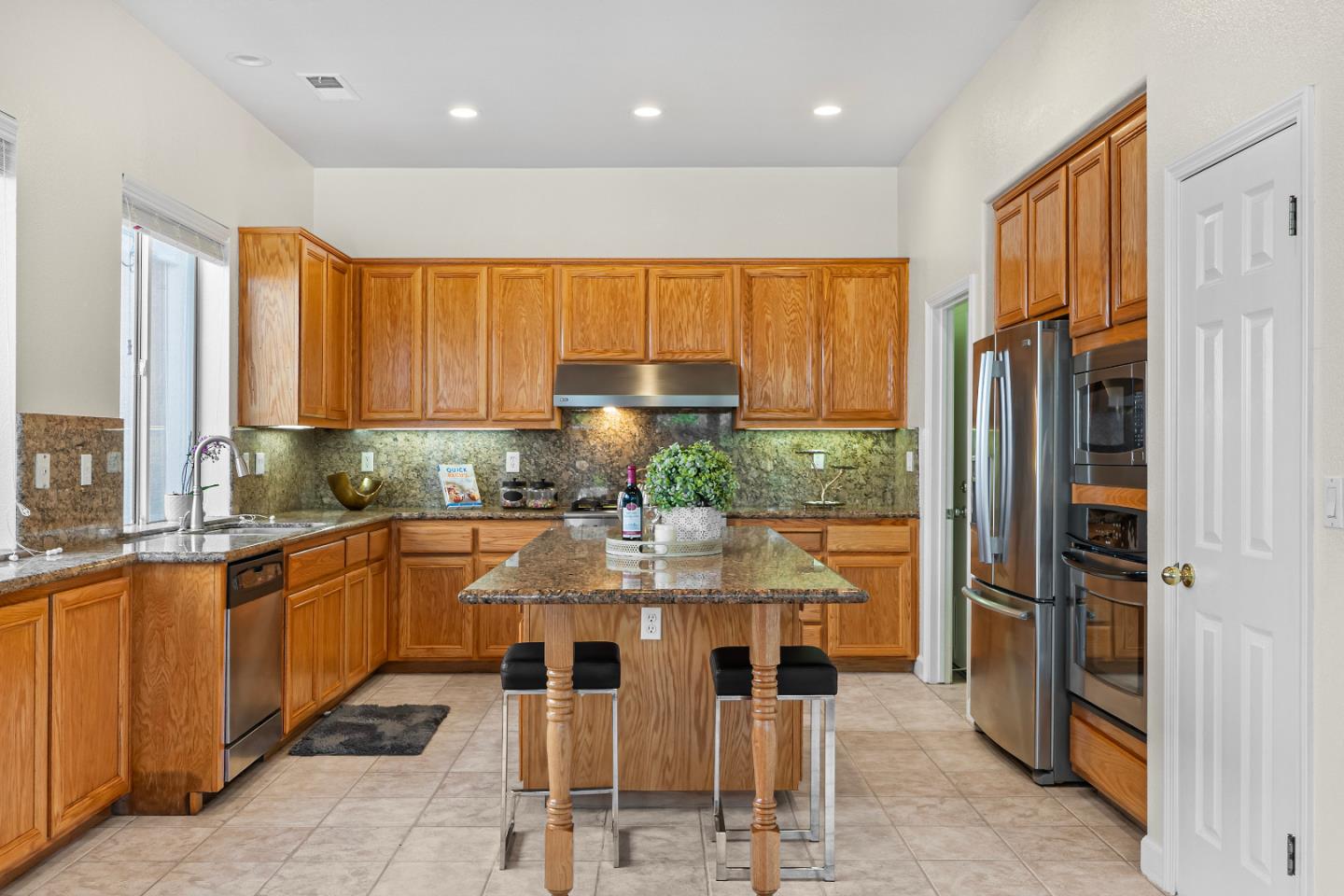 Detail Gallery Image 22 of 54 For 336 Arrowhead Way, Hayward,  CA 94544 - 5 Beds | 3/1 Baths