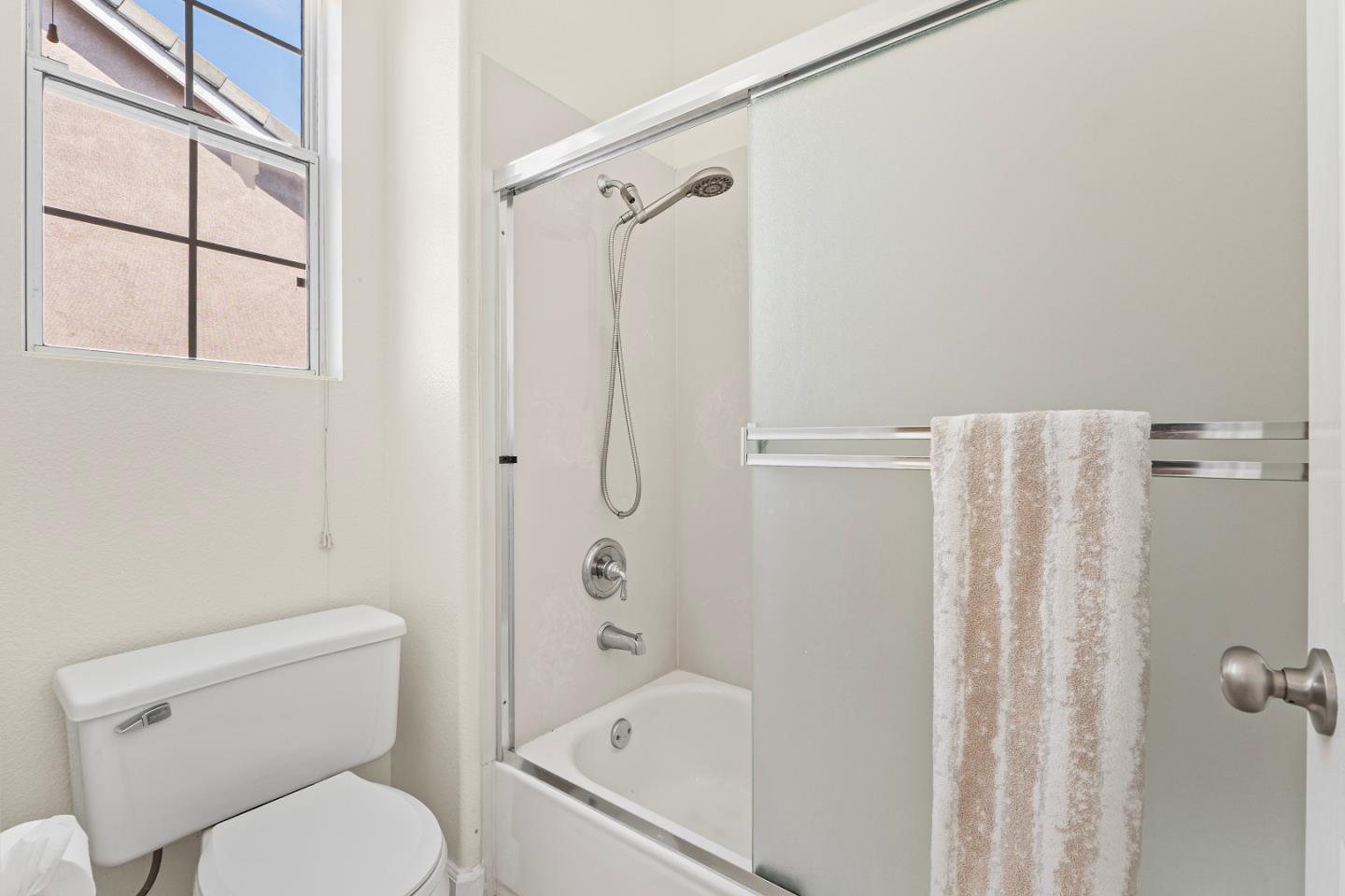 Detail Gallery Image 33 of 54 For 336 Arrowhead Way, Hayward,  CA 94544 - 5 Beds | 3/1 Baths