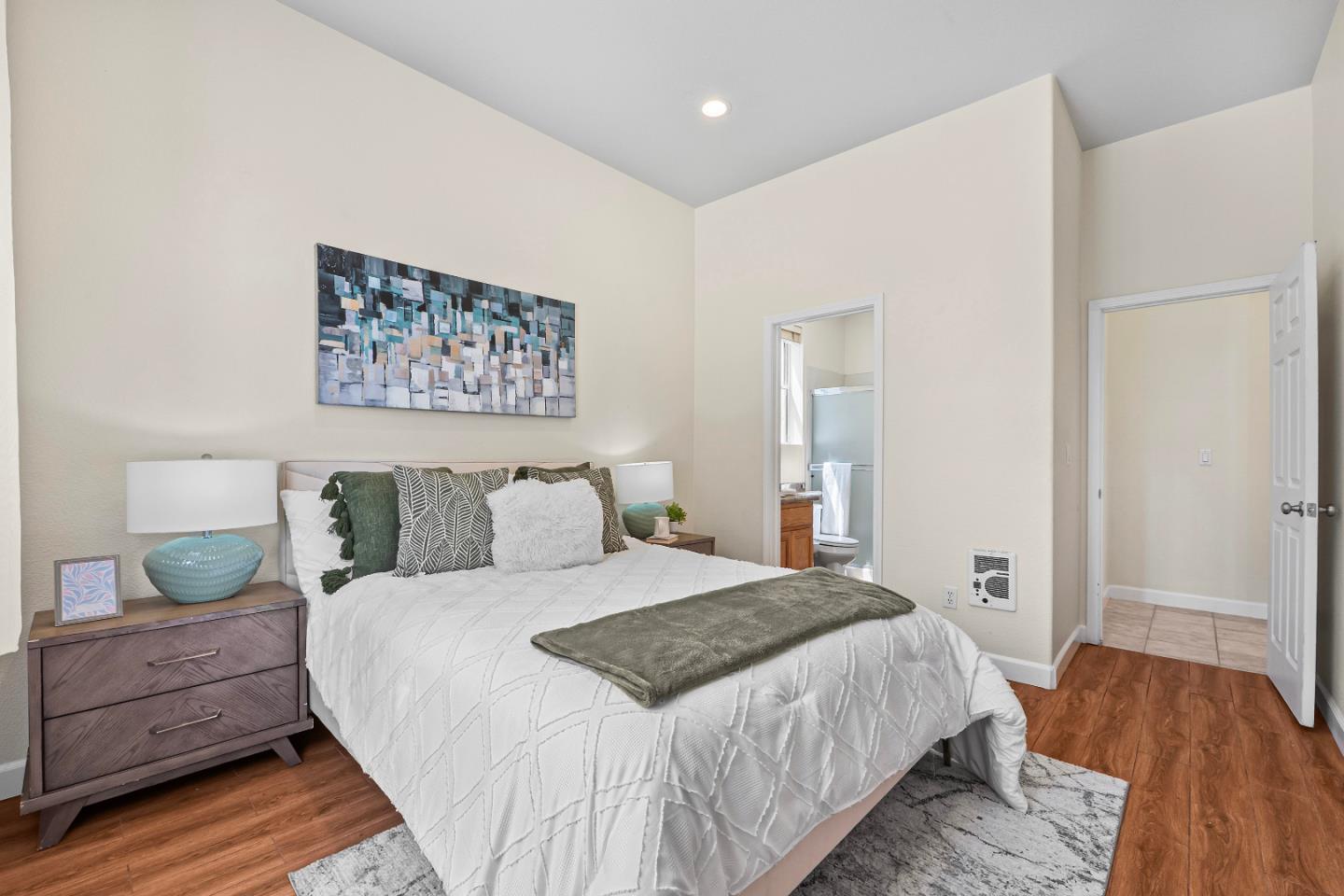 Detail Gallery Image 6 of 54 For 336 Arrowhead Way, Hayward,  CA 94544 - 5 Beds | 3/1 Baths