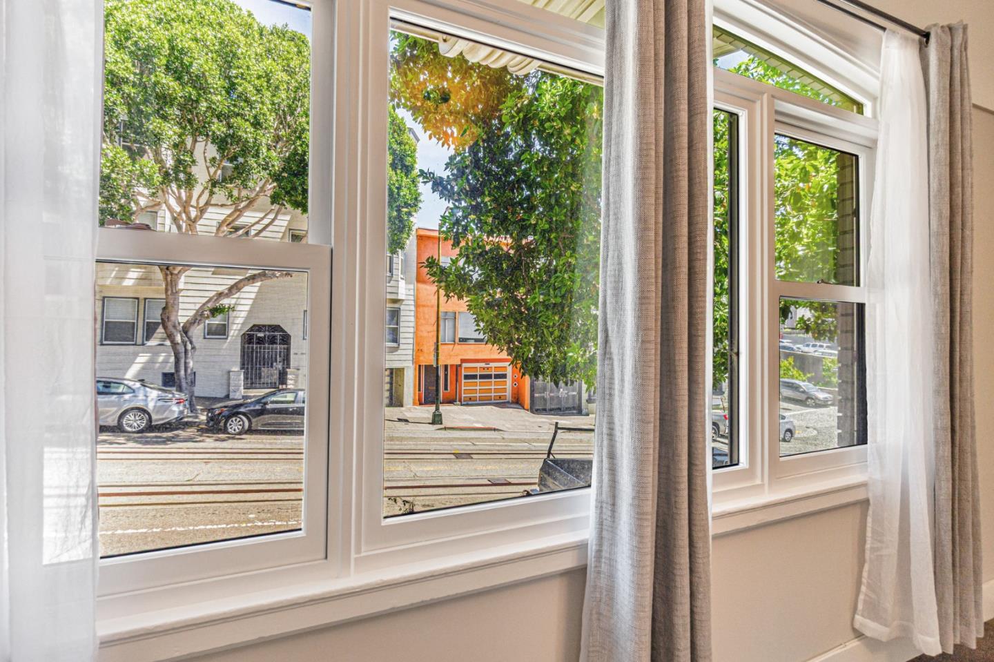 Detail Gallery Image 10 of 39 For 1725 Hyde St #1,  San Francisco,  CA 94109 - 2 Beds | 2 Baths