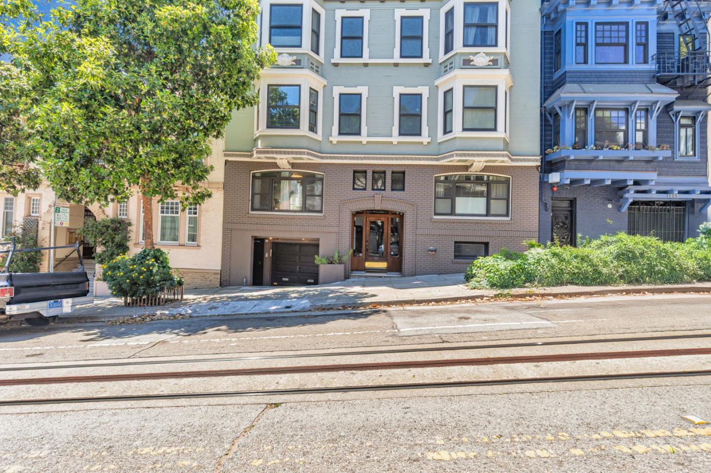 Detail Gallery Image 3 of 39 For 1725 Hyde St #1,  San Francisco,  CA 94109 - 2 Beds | 2 Baths