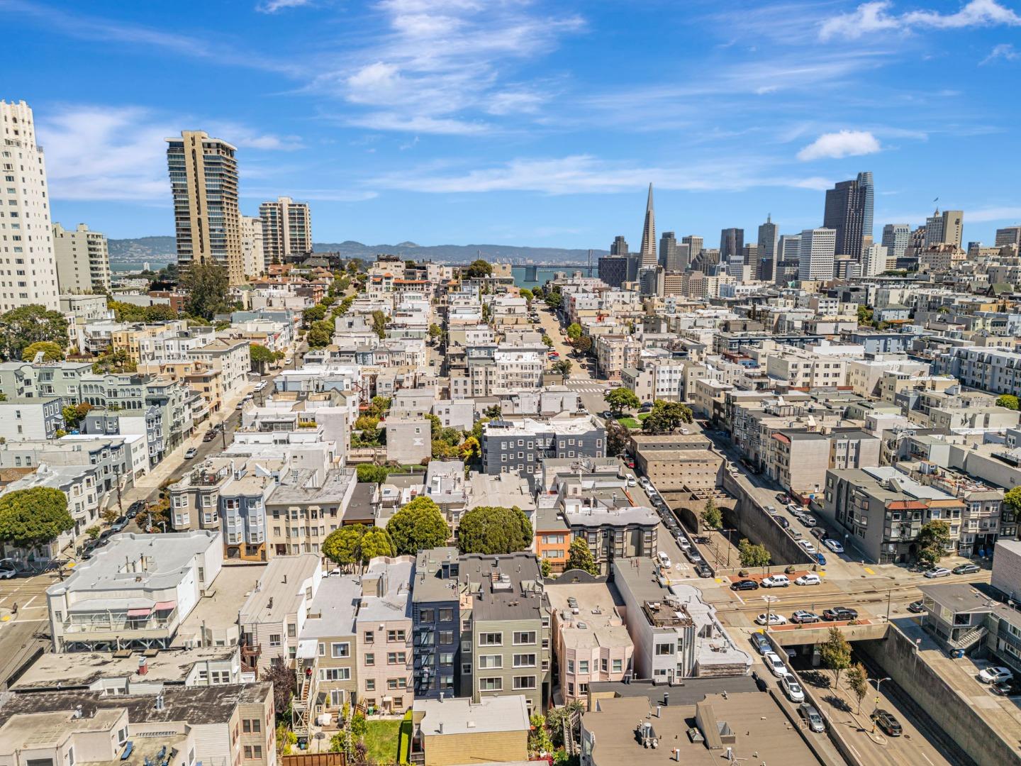 Detail Gallery Image 32 of 39 For 1725 Hyde St #1,  San Francisco,  CA 94109 - 2 Beds | 2 Baths