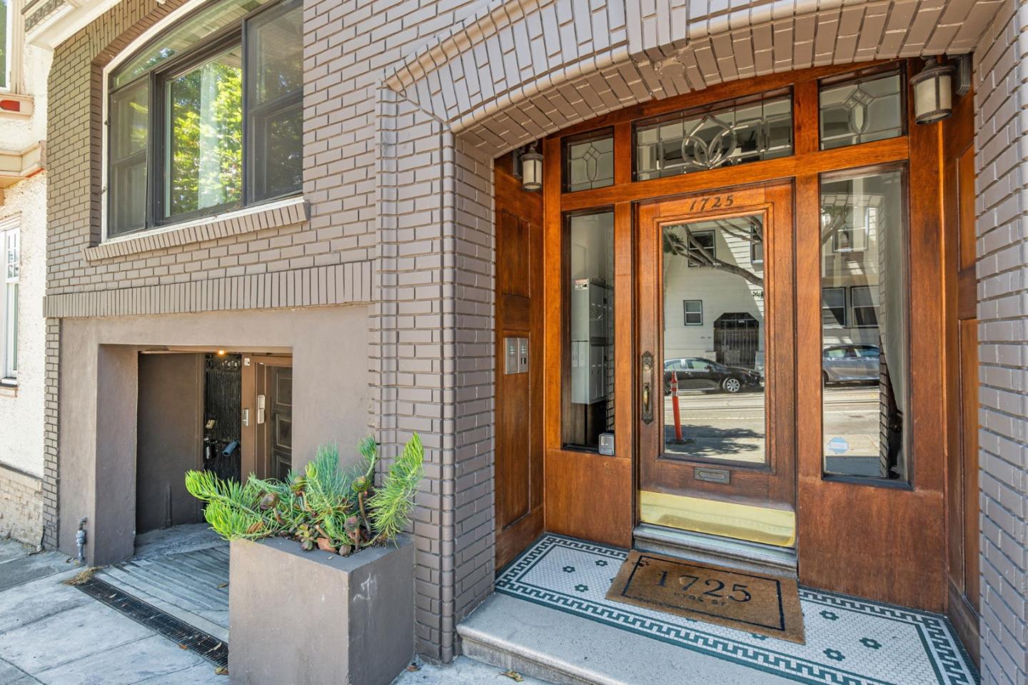 Detail Gallery Image 4 of 39 For 1725 Hyde St #1,  San Francisco,  CA 94109 - 2 Beds | 2 Baths