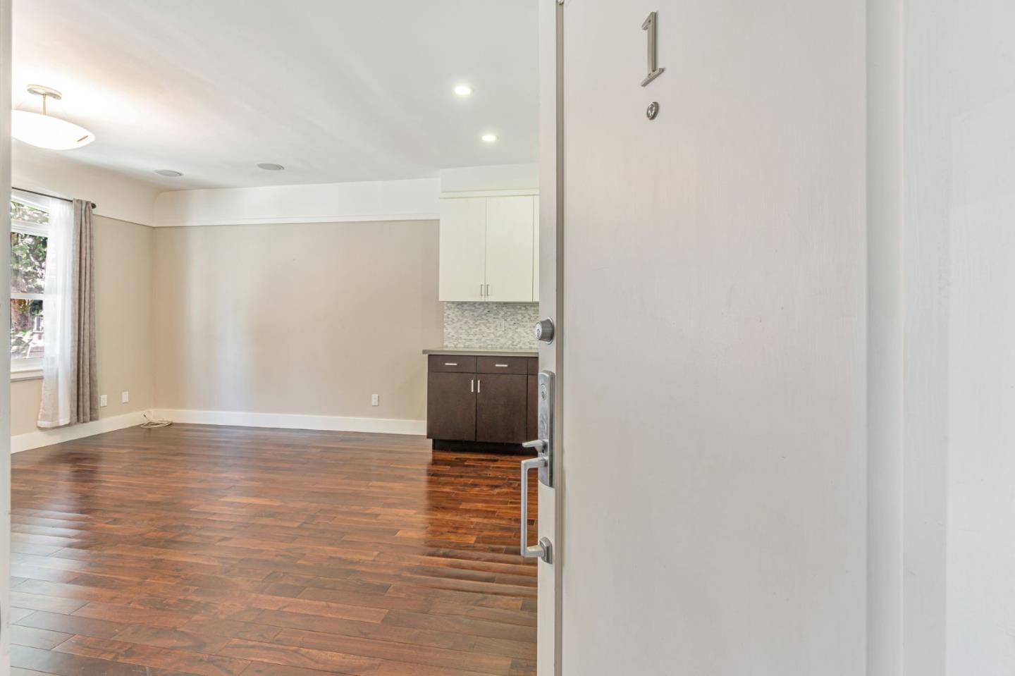 Detail Gallery Image 6 of 39 For 1725 Hyde St #1,  San Francisco,  CA 94109 - 2 Beds | 2 Baths