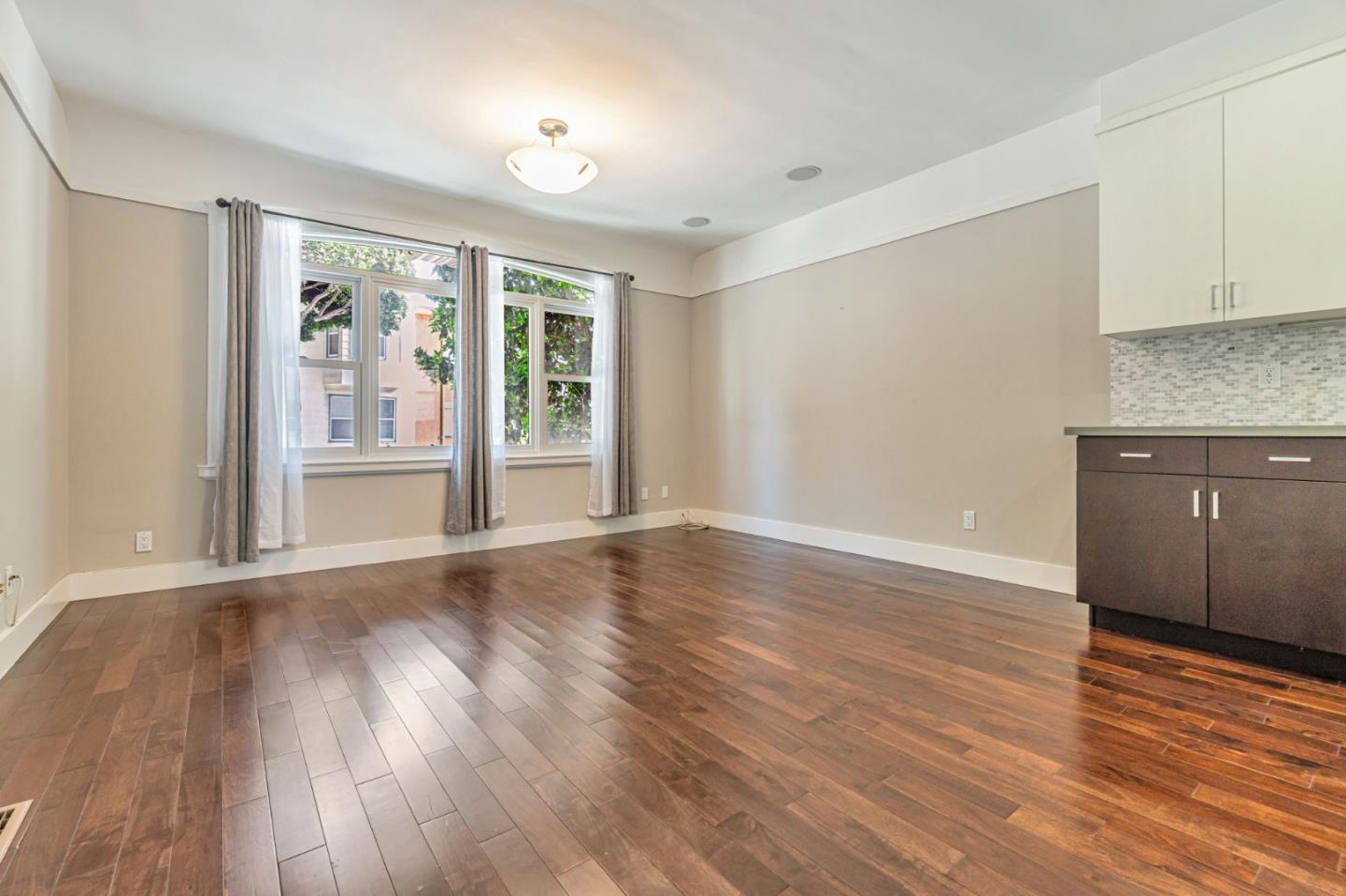 Detail Gallery Image 7 of 39 For 1725 Hyde St #1,  San Francisco,  CA 94109 - 2 Beds | 2 Baths