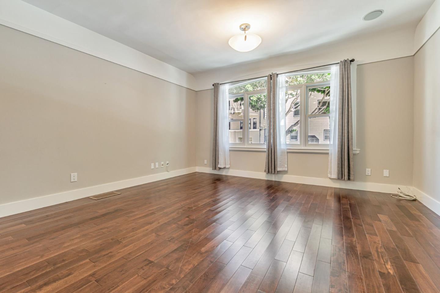Detail Gallery Image 8 of 39 For 1725 Hyde St #1,  San Francisco,  CA 94109 - 2 Beds | 2 Baths