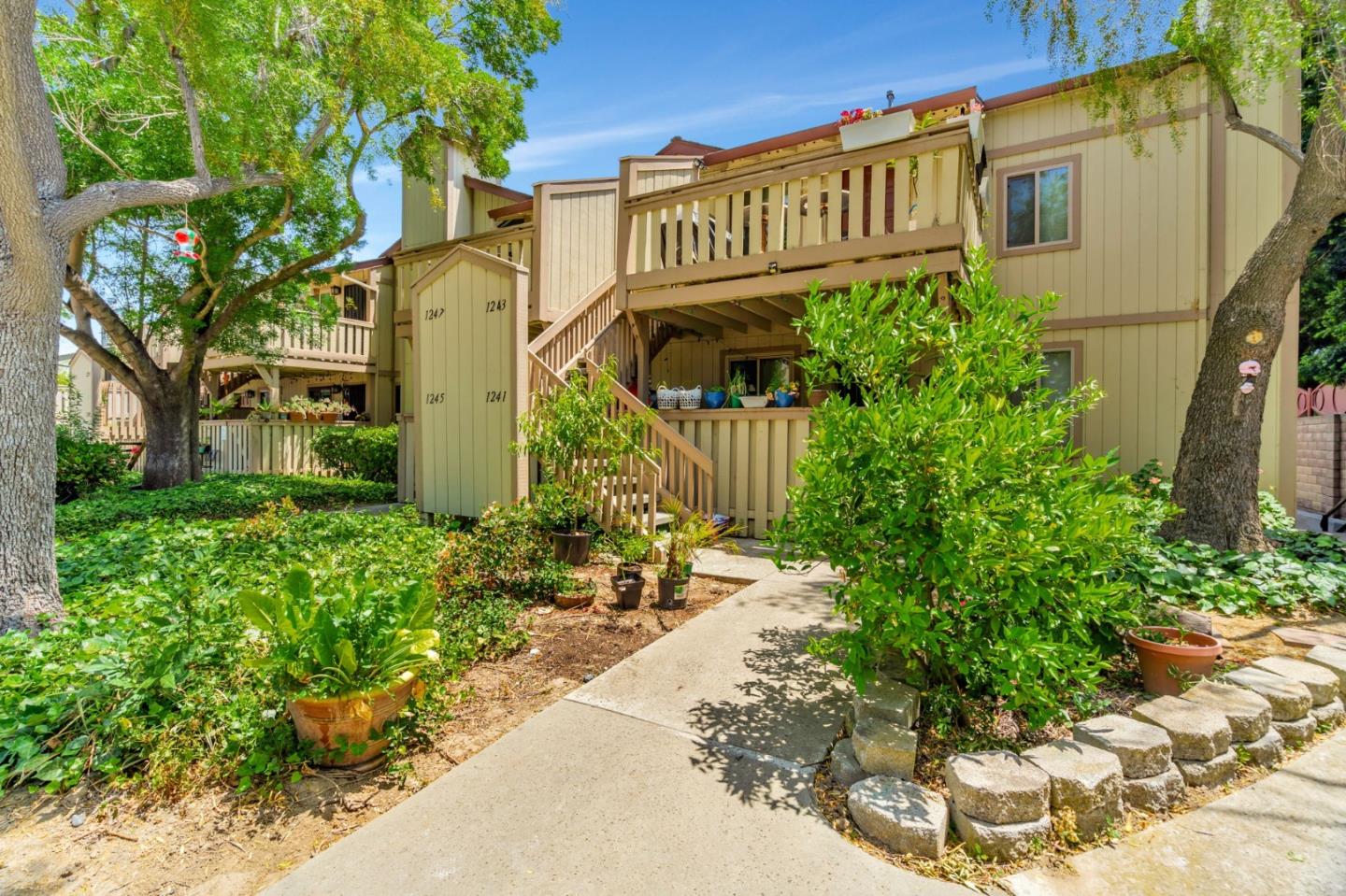 Detail Gallery Image 2 of 28 For 1247 Coyote Creek Pl, San Jose,  CA 95116 - 2 Beds | 2 Baths
