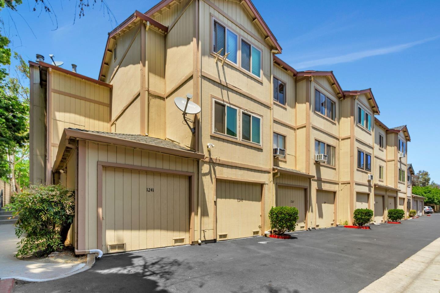 Detail Gallery Image 25 of 28 For 1247 Coyote Creek Pl, San Jose,  CA 95116 - 2 Beds | 2 Baths