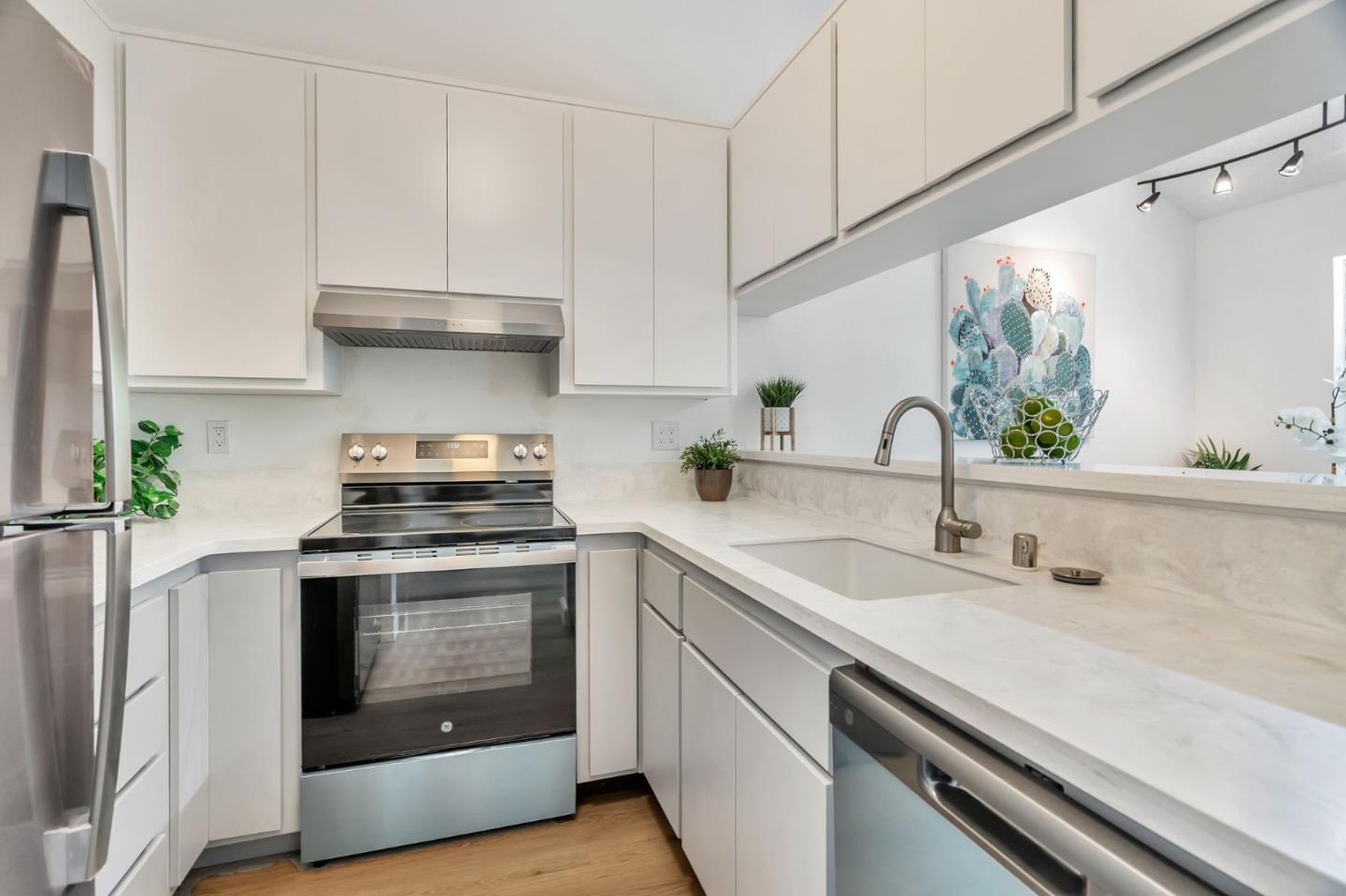 Detail Gallery Image 8 of 28 For 1247 Coyote Creek Pl, San Jose,  CA 95116 - 2 Beds | 2 Baths