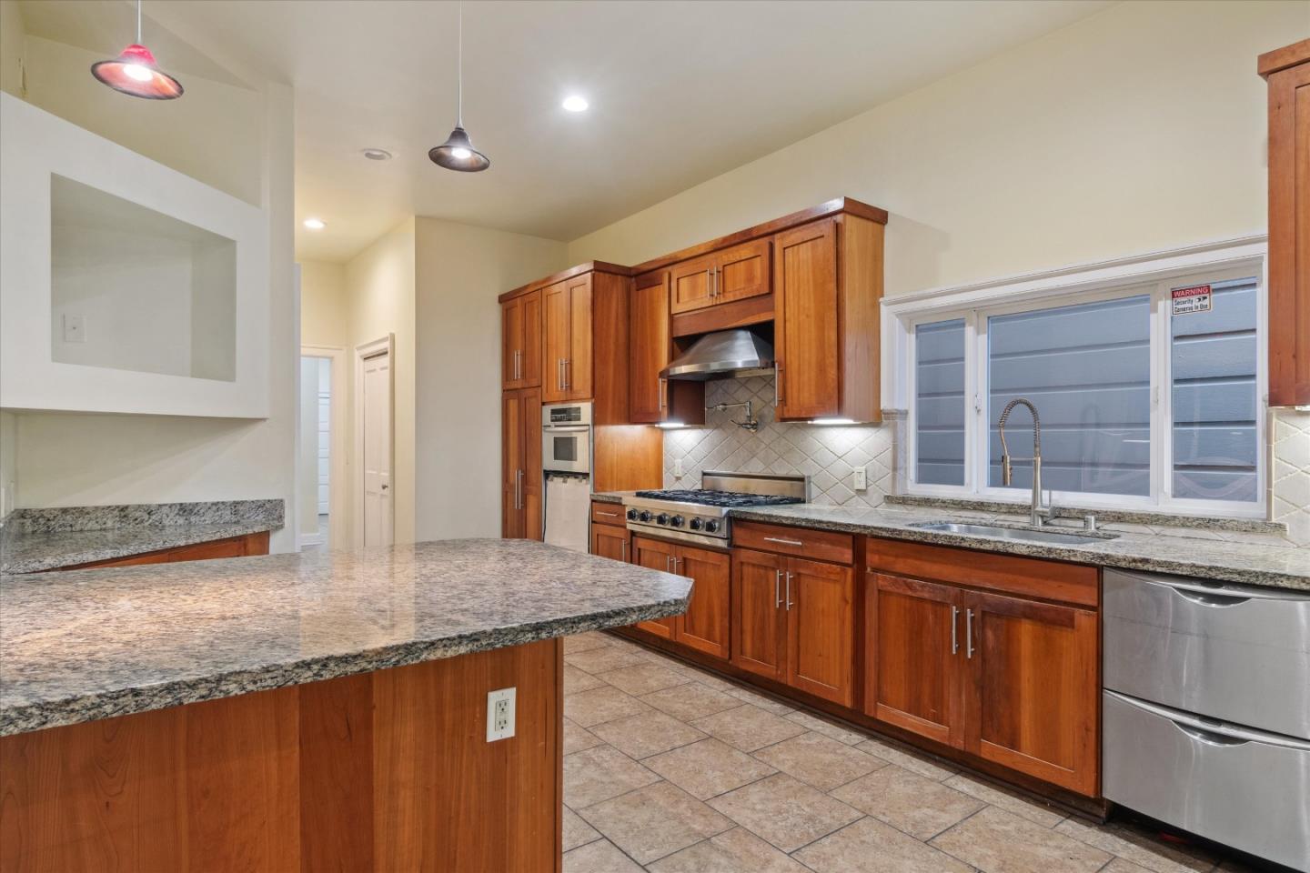Detail Gallery Image 10 of 32 For 1319 S Van Ness Ave, San Francisco,  CA 94110 - – Beds | – Baths