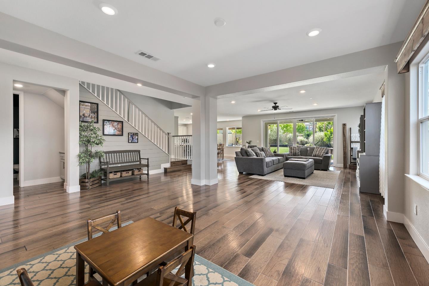 Detail Gallery Image 9 of 40 For 1611 Vinsanto Ct, Gilroy,  CA 95020 - 5 Beds | 4/1 Baths