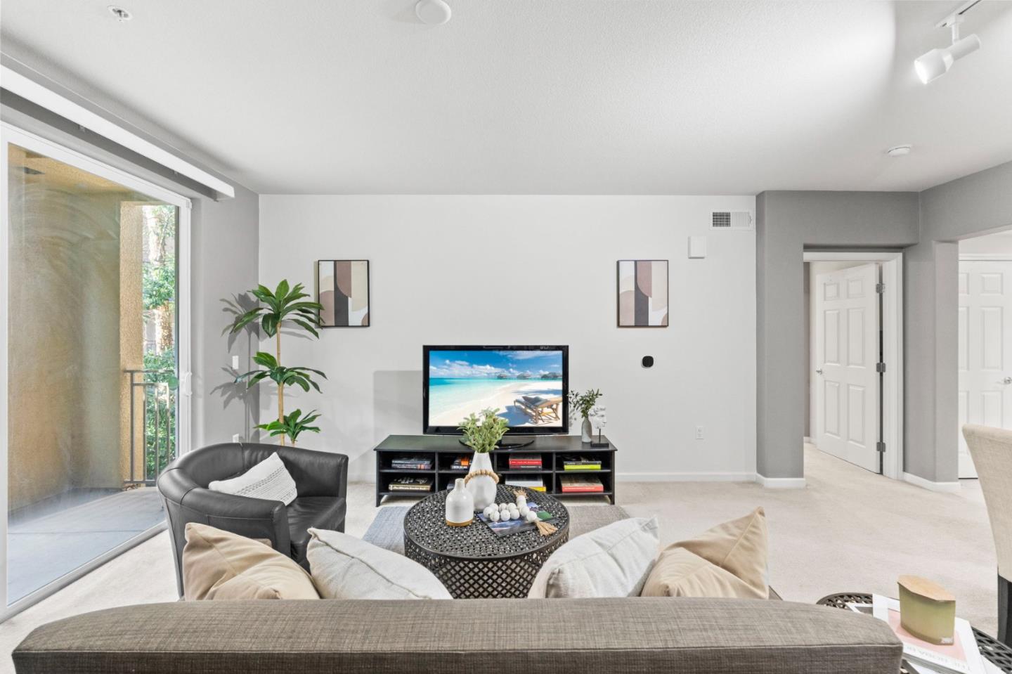 Detail Gallery Image 3 of 11 For 809 Auzerais Ave #209,  San Jose,  CA 95126 - 1 Beds | 1/1 Baths