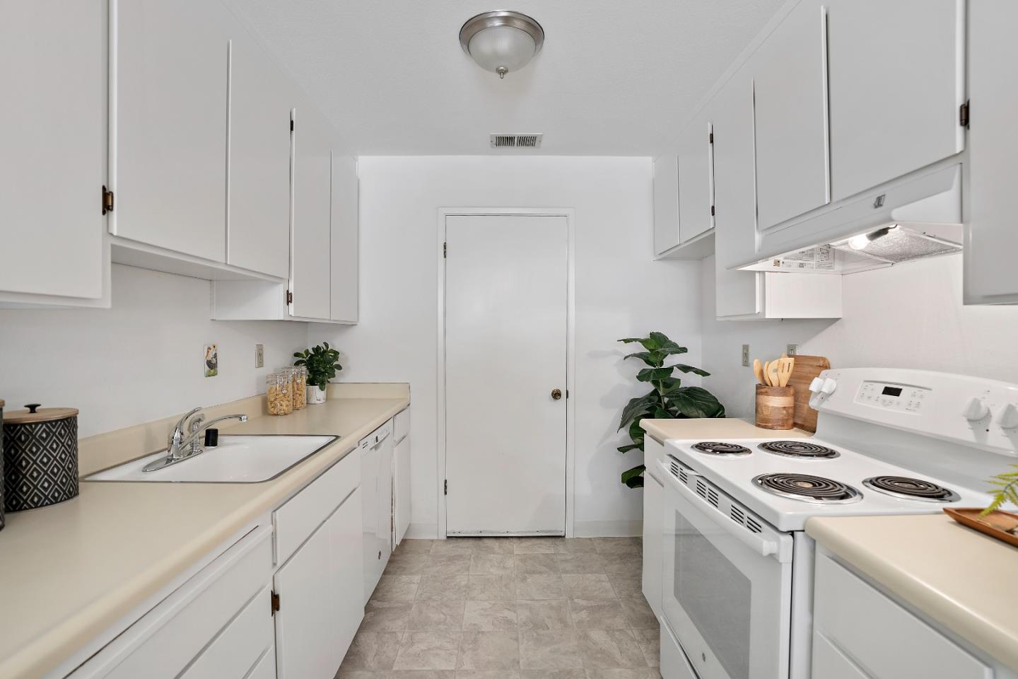 Detail Gallery Image 9 of 20 For 1396 Palm St, San Jose,  CA 95110 - 2 Beds | 1 Baths