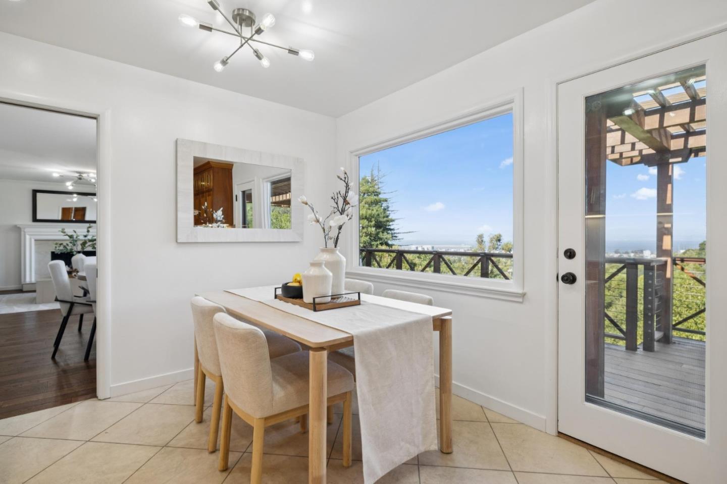 Detail Gallery Image 10 of 74 For 2684 Summit Dr, Burlingame,  CA 94010 - 4 Beds | 4 Baths