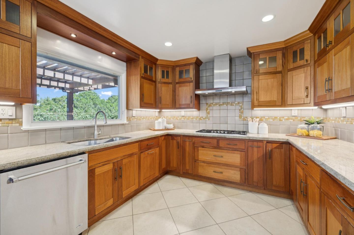 Detail Gallery Image 14 of 74 For 2684 Summit Dr, Burlingame,  CA 94010 - 4 Beds | 4 Baths