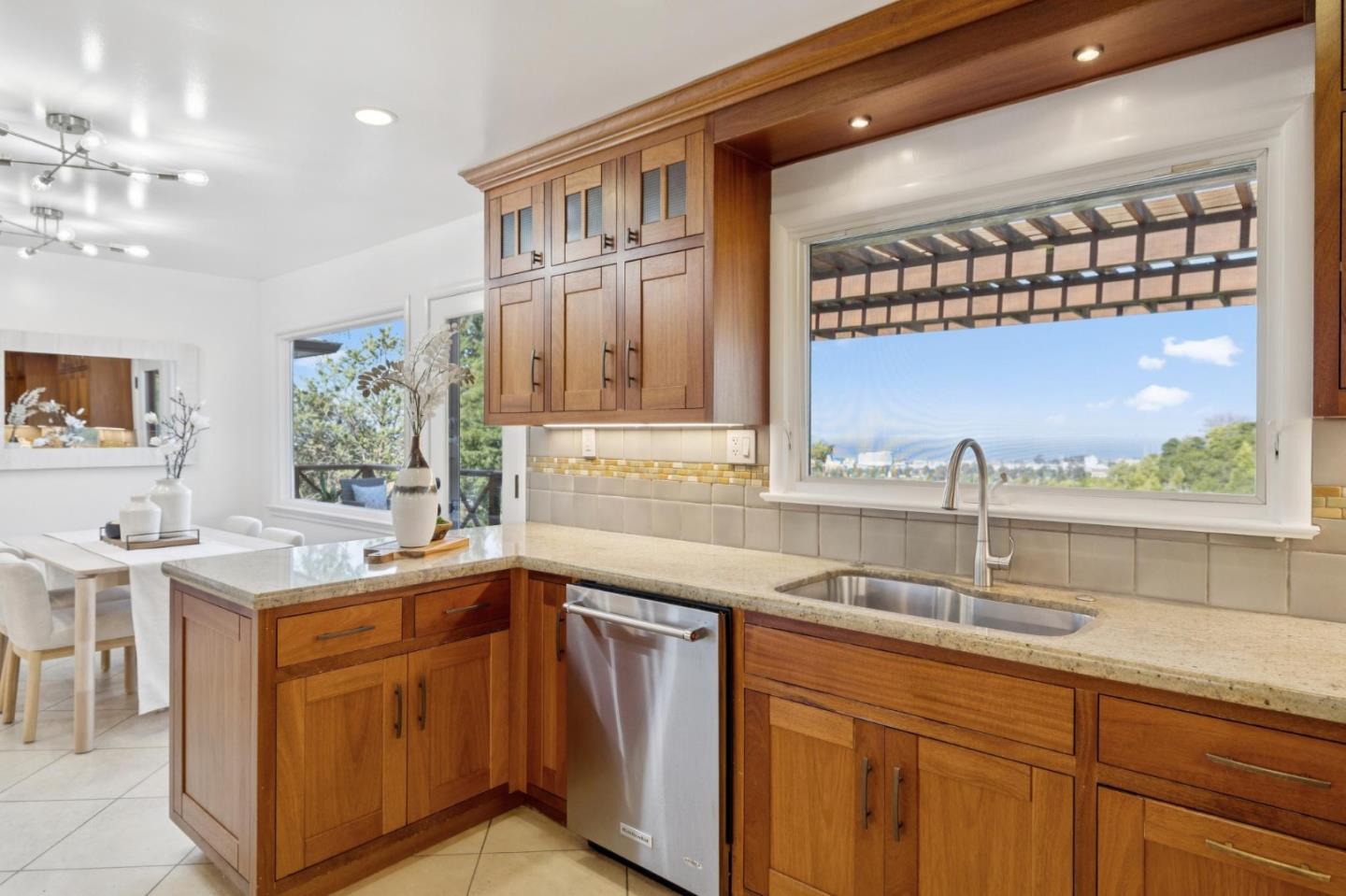 Detail Gallery Image 16 of 74 For 2684 Summit Dr, Burlingame,  CA 94010 - 4 Beds | 4 Baths