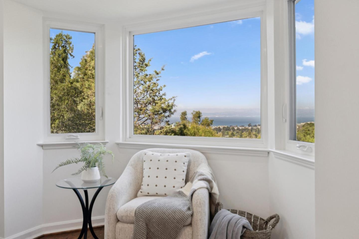 Detail Gallery Image 32 of 74 For 2684 Summit Dr, Burlingame,  CA 94010 - 4 Beds | 4 Baths