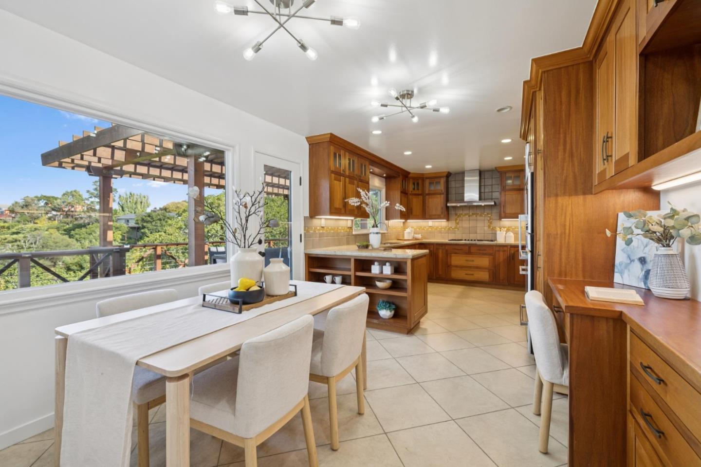 Detail Gallery Image 9 of 74 For 2684 Summit Dr, Burlingame,  CA 94010 - 4 Beds | 4 Baths