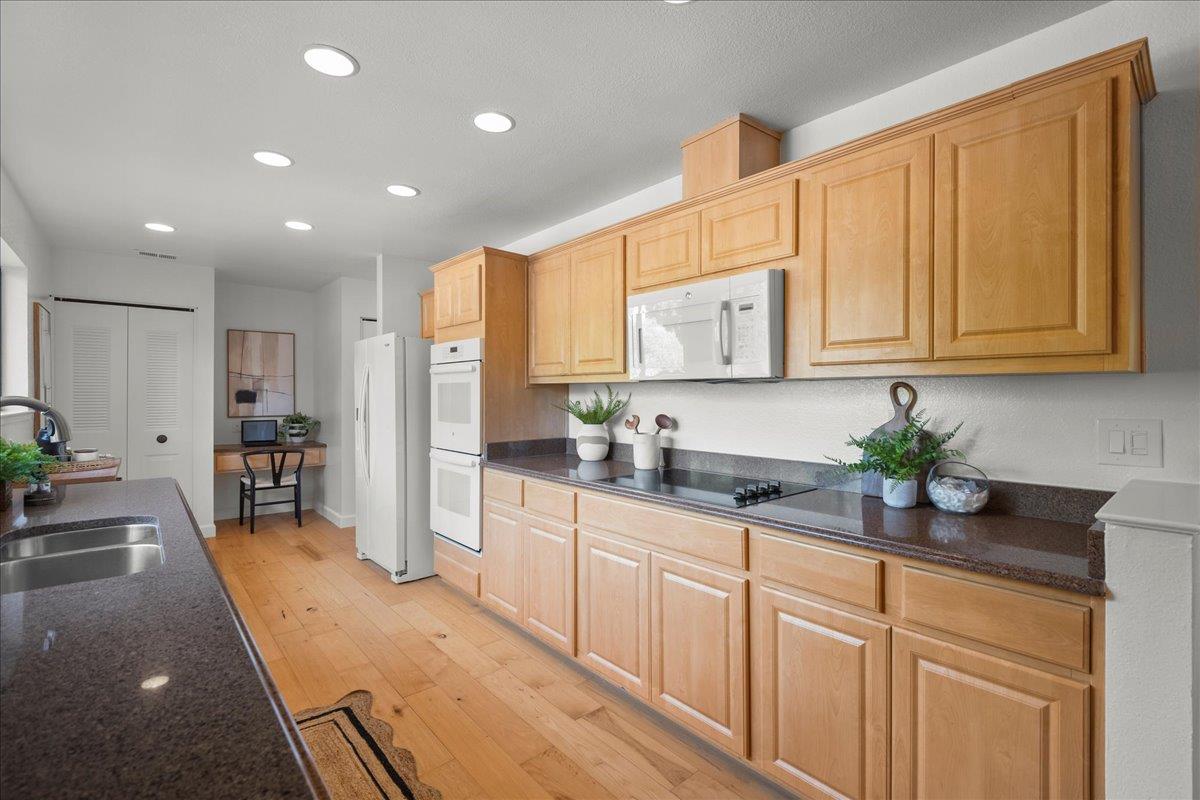 Detail Gallery Image 15 of 50 For 50 Horgan Ave #20,  Redwood City,  CA 94061 - 3 Beds | 2 Baths