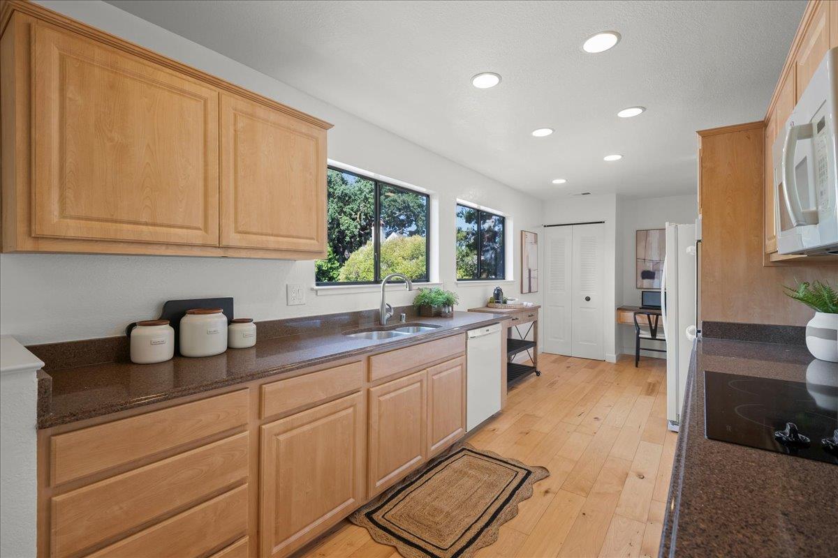 Detail Gallery Image 16 of 50 For 50 Horgan Ave #20,  Redwood City,  CA 94061 - 3 Beds | 2 Baths