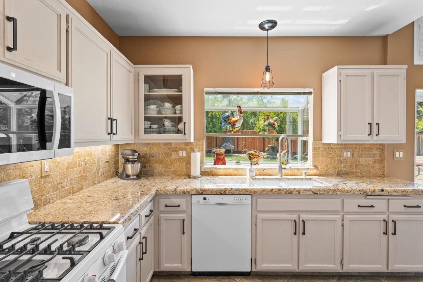 Detail Gallery Image 14 of 50 For 1660 Mimosa St, Hollister,  CA 95023 - 4 Beds | 3 Baths