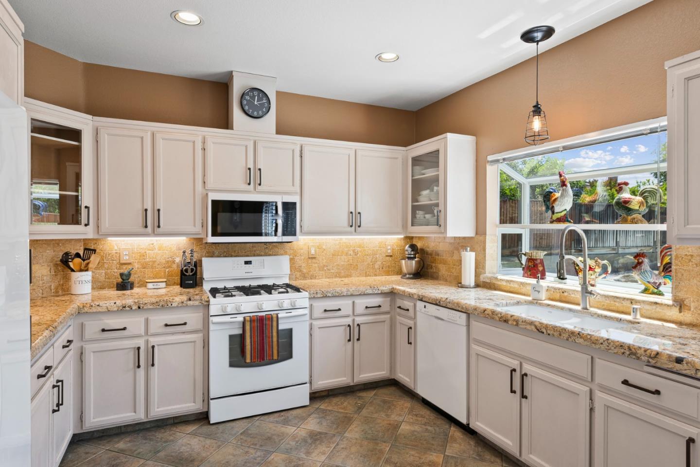 Detail Gallery Image 15 of 50 For 1660 Mimosa St, Hollister,  CA 95023 - 4 Beds | 3 Baths